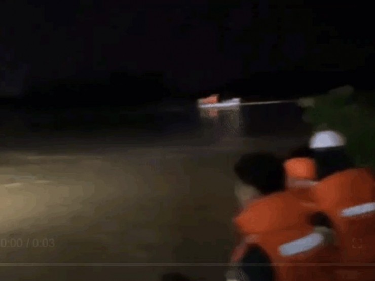 Quảng Trị: Mải bắt dế, bắt cá, nhiều người mắc kẹt giữa dòng lũ dữ