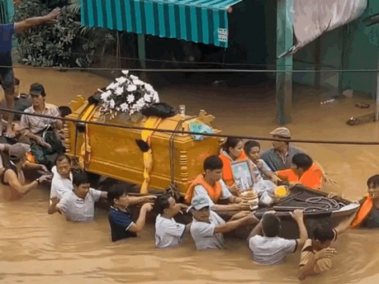 Khoảnh khắc xé lòng: Dùng ghe đưa linh cữu vượt nước lũ ở Hội An