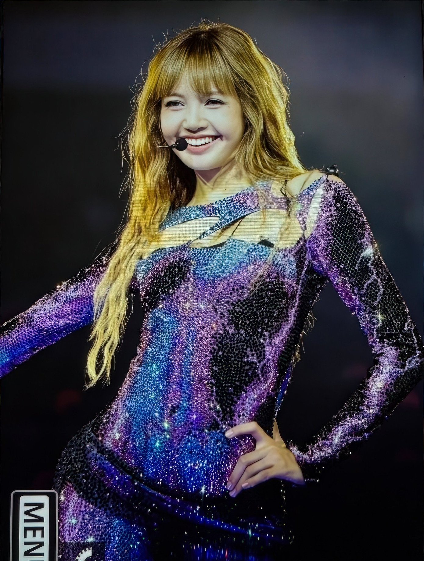 Lisa được khen vì mặc trang phục kín đáo hơn tại quốc gia đa số đạo Hồi.