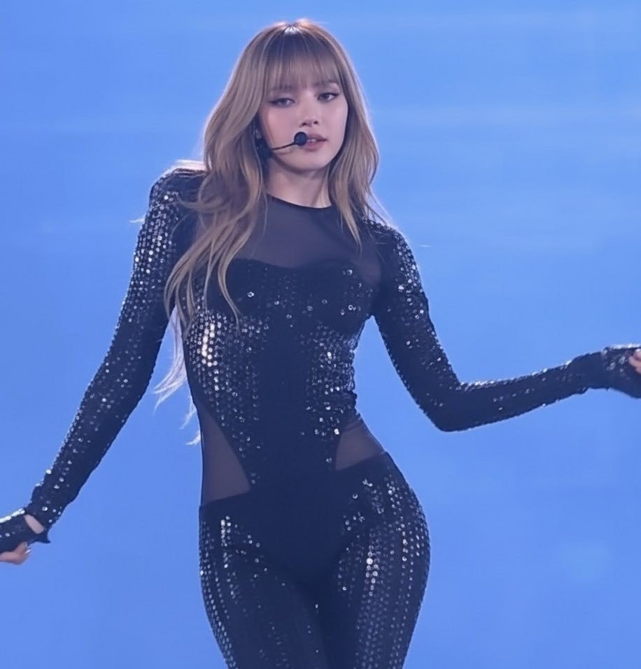 Lisa được khen vì mặc trang phục kín đáo hơn tại quốc gia đa số đạo Hồi.