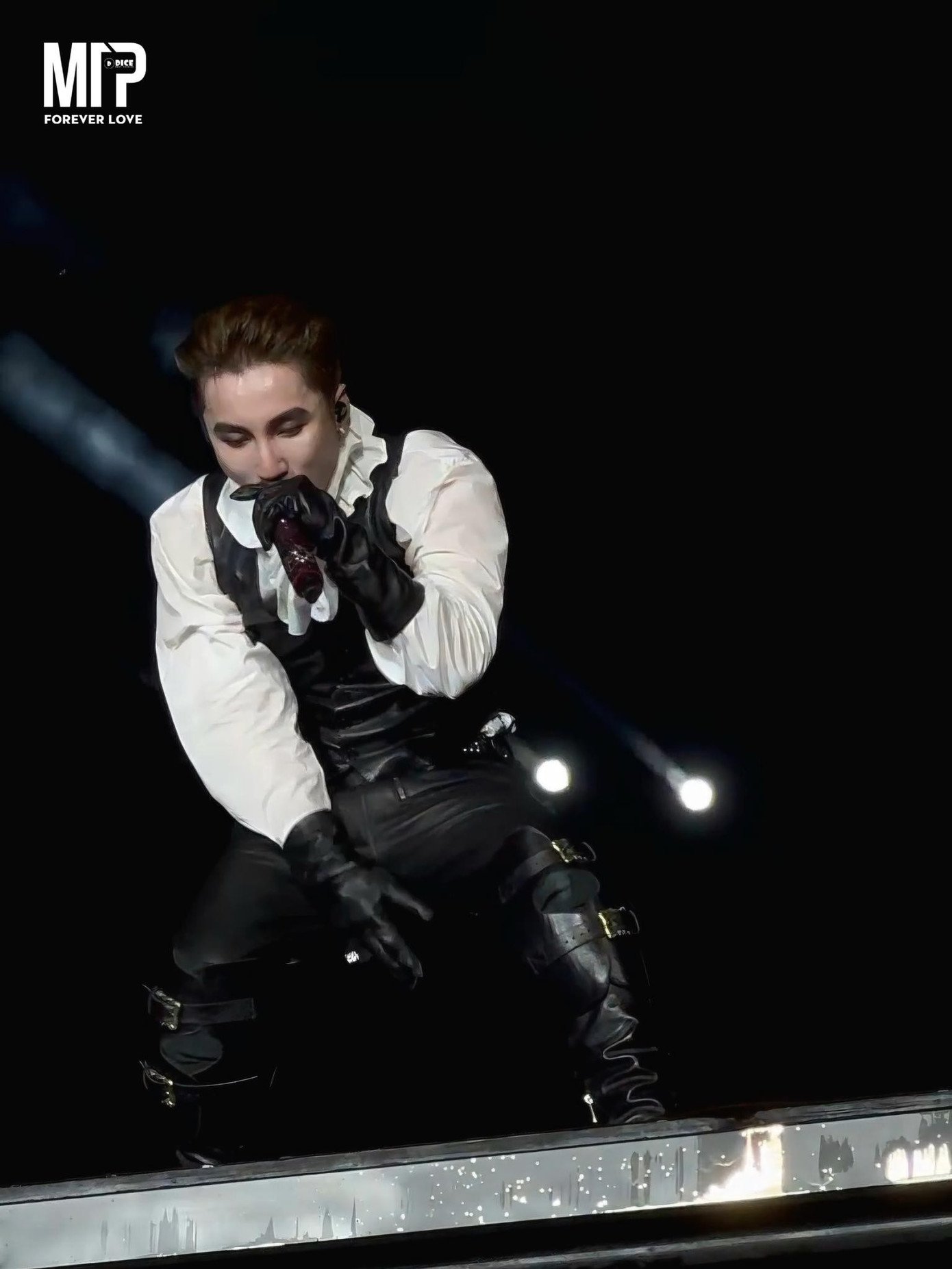 Sơn Tùng M-TP là ca sĩ diễn cuối trong sự kiện âm nhạc tối 2/11.