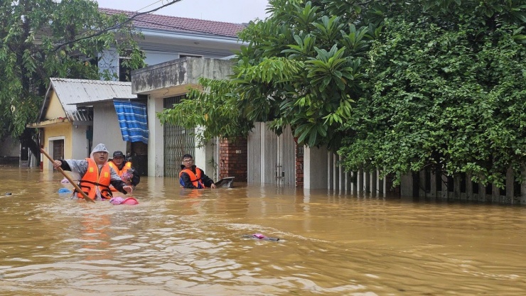 Hôm qua, hơn 50.000 ngôi nhà ở Huế tái ngập do lũ sông Bồ đạt đỉnh, vượt kỷ lục.