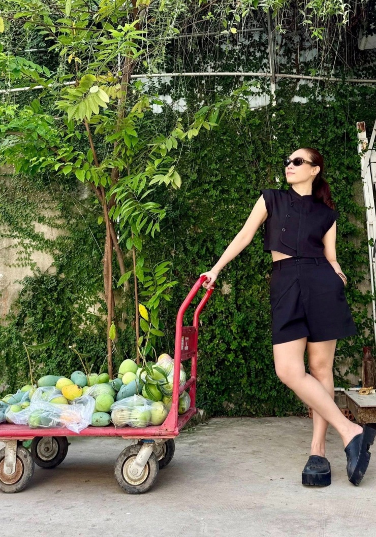 Mỹ Tâm &#39;rất ngầu&#39; tạo dáng ở nhà vườn rộng như biệt phủ, Xuân Hinh hát chầu văn - 1