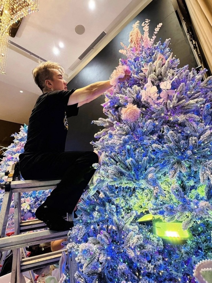 Tin sao Việt 3/11: Ca sĩ Đàm Vĩnh Hưng tất bật trang trí cây thông Noel chuẩn bị không khí lễ hội cuối năm.