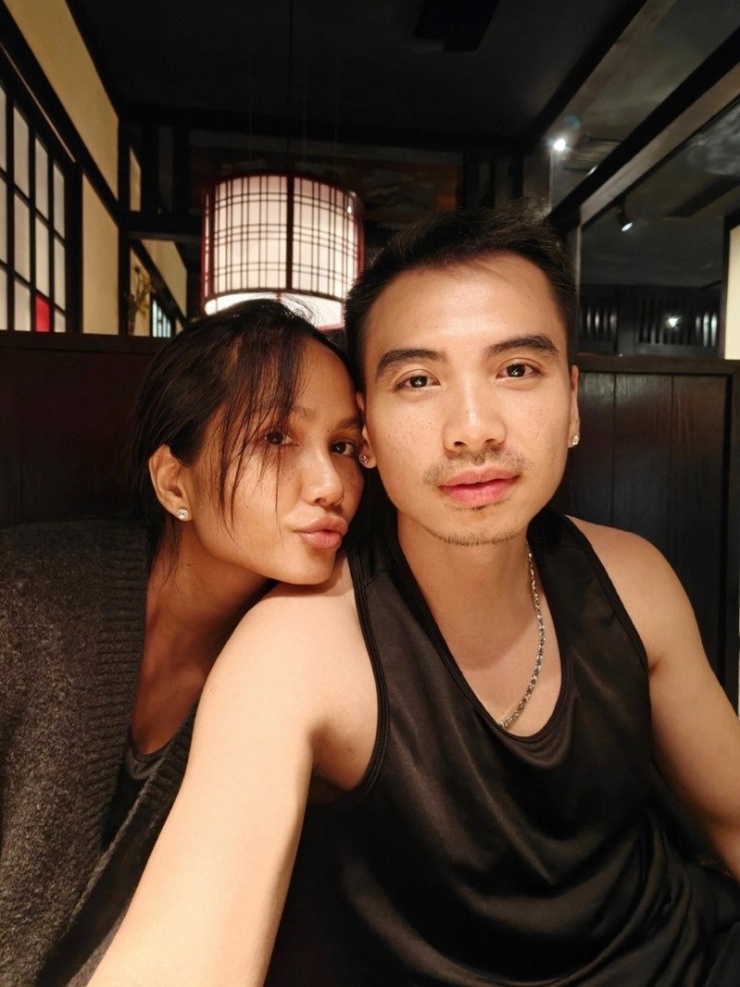 H'Hen Niê cho biết đã đọc góp ý từ công chúng và suy ngẫm nhiều sau khi chồng vấp phản ứng dữ dội vì hành động "pha cà phê với sữa vợ mời bạn uống", vợ chồng cô ngồi lại nói chuyện và thừa nhận sai lầm.