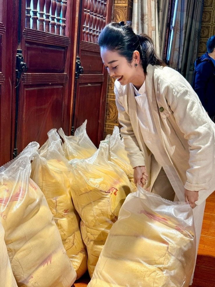 Hoa hậu Jennifer Phạm rạng rỡ trong chuyến từ thiện kéo dài 12 tiếng, chia sẻ mọi mệt mỏi tan biến khi nhìn thấy nụ cười bà con dù còn lệch múi giờ.