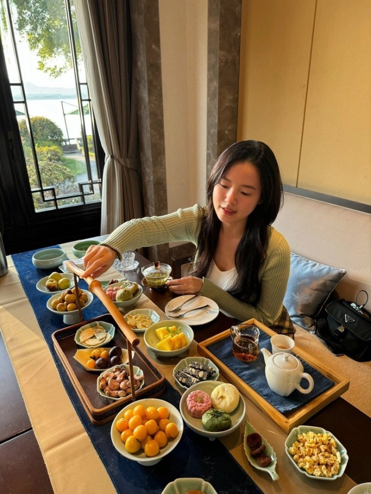 Diễn viên Midu thảnh thơi thưởng thức trà chiều trong không gian yên bình dịp cuối tuần.