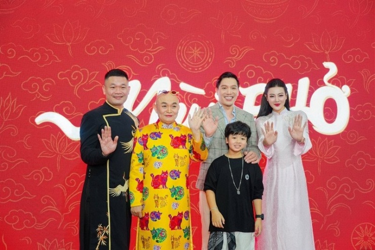 Diễn viên Thanh Hương tiết lộ NSƯT Xuân Hinh hát chầu văn tặng khán giả tại buổi giao lưu 3 đoàn phim ở Hội chợ mùa thu 2025.