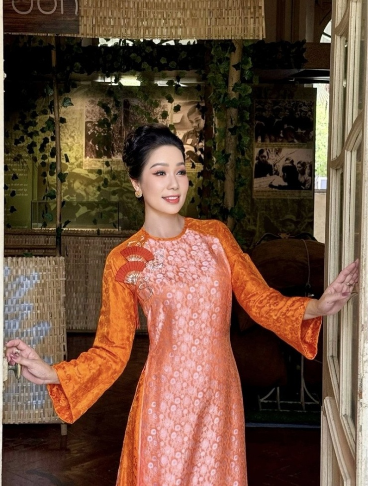 NSND Trịnh Kim Chi làm người mẫu bộ sưu tập áo dài mới.