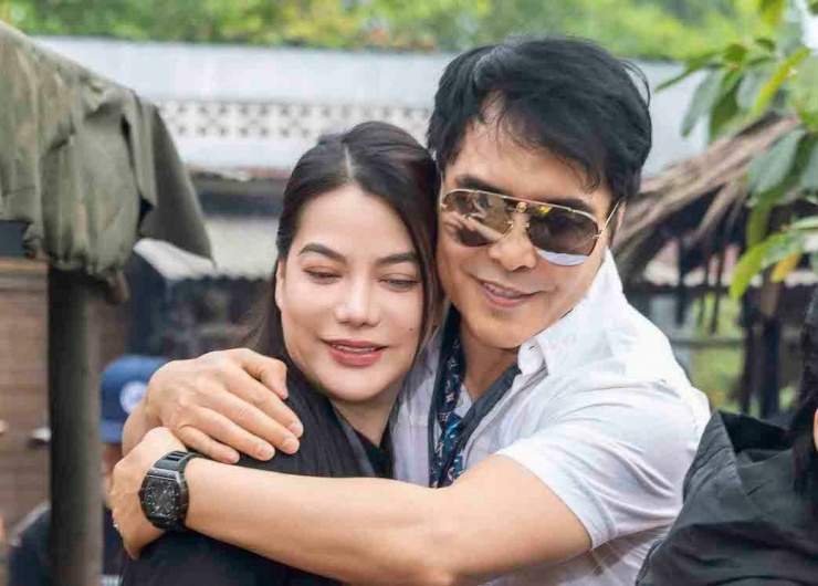 Trương Ngọc Ánh, Kiều Chinh và Daniel (ảnh dưới) trong buổi khai máy Chiếc kén.