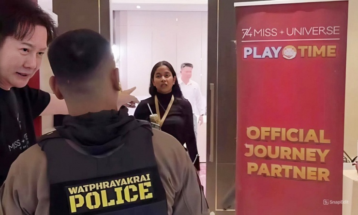 Ông Nawat yêu cầu cảnh sát gỡ bỏ băng rôn quảng cáo ứng dụng cờ bạc Playtime tại nơi tổ chức Hoa hậu Hoàn vũ 2025.