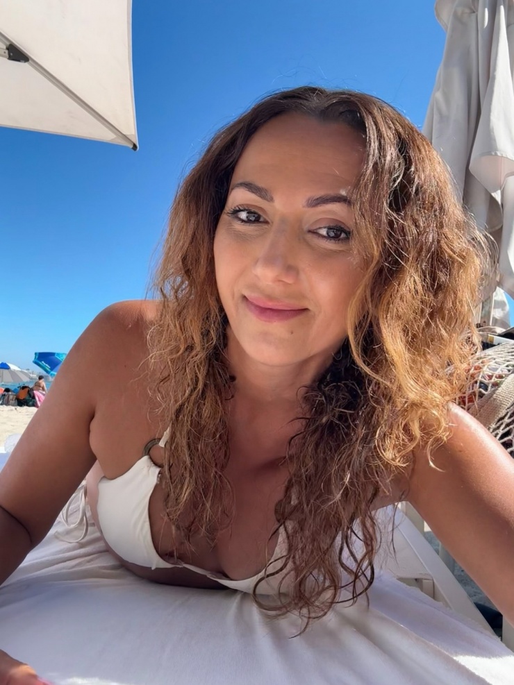 Andi không sử dụng nước hoa, chất khử mùi, dầu gội khô hay các loại mỹ phẩm công nghiệp. Đổi lại, cô ưu tiên các dòng sản phẩm hữu cơ, chứa thành phần thiên nhiên, thân thiện với môi trường và lành tính cho làn da.