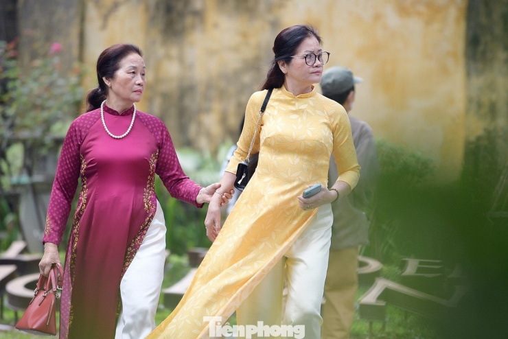 Du khách xúng xính xuống phố Hà Nội dạo chơi ngày mưa rét - 2