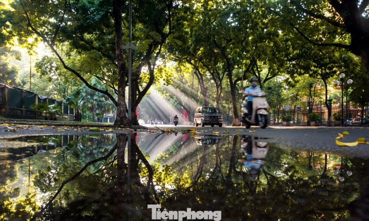 Du khách xúng xính xuống phố Hà Nội dạo chơi ngày mưa rét - 1