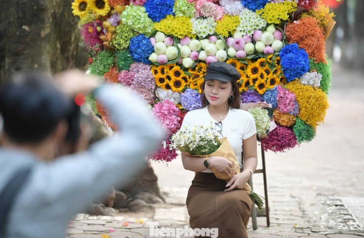 Du khách xúng xính xuống phố Hà Nội dạo chơi ngày mưa rét - 6