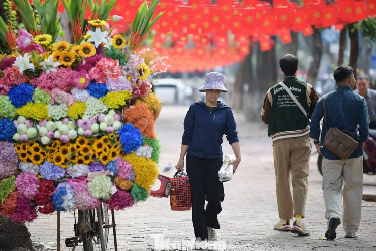 Du khách xúng xính xuống phố Hà Nội dạo chơi ngày mưa rét - 9