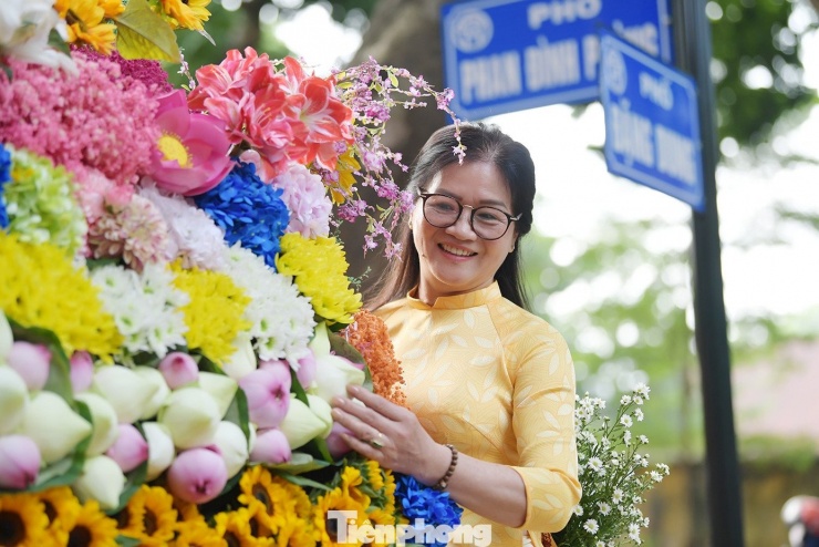 Du khách xúng xính xuống phố Hà Nội dạo chơi ngày mưa rét - 5