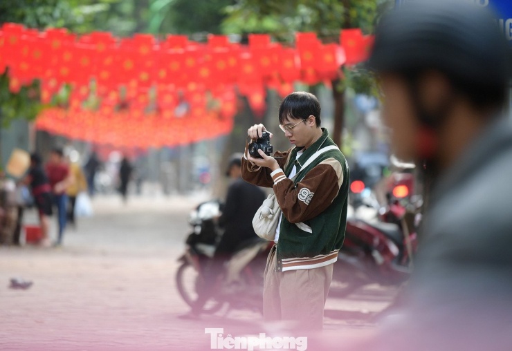 Du khách xúng xính xuống phố Hà Nội dạo chơi ngày mưa rét - 10