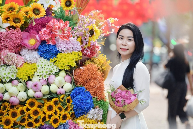 Du khách xúng xính xuống phố Hà Nội dạo chơi ngày mưa rét - 14