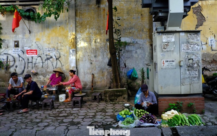 Du khách xúng xính xuống phố Hà Nội dạo chơi ngày mưa rét - 19