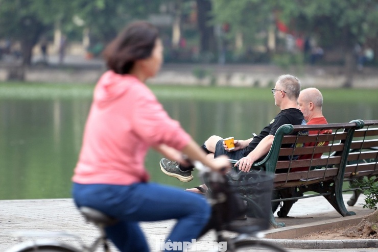 Du khách xúng xính xuống phố Hà Nội dạo chơi ngày mưa rét - 18