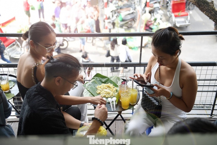 Du khách xúng xính xuống phố Hà Nội dạo chơi ngày mưa rét - 17