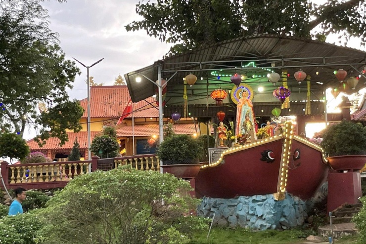 Mô hình chiếc thuyền mắc lại trên bệ đá được dựng lại trước chùa Núi Nổi.