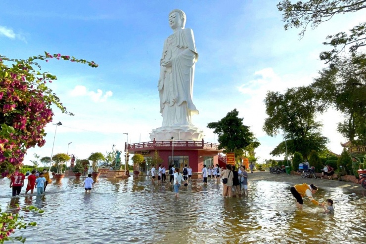 Du khách kéo về chùa Núi Nổi trải nghiệm hiện tượng 'có một không hai' - 3