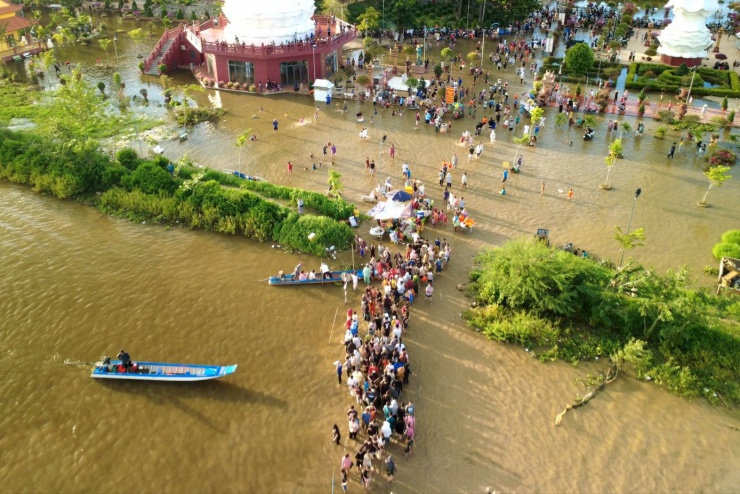 Đường vào chùa ngập trong nước.