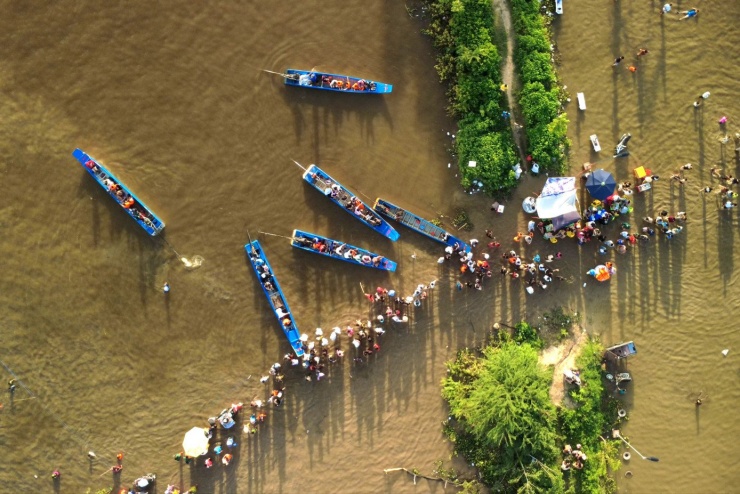 Khung cảnh mênh mông nước quanh chùa Núi Nổi, điểm du lịch tâm linh đặc biệt của An Giang. Ảnh: Ngọc Hân.