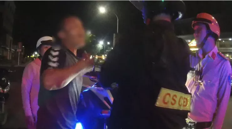 H. không chấp hành hành yêu cầu kiểm tra nồng độ cồn và còn chửi bới lực lượng làm nhiệm