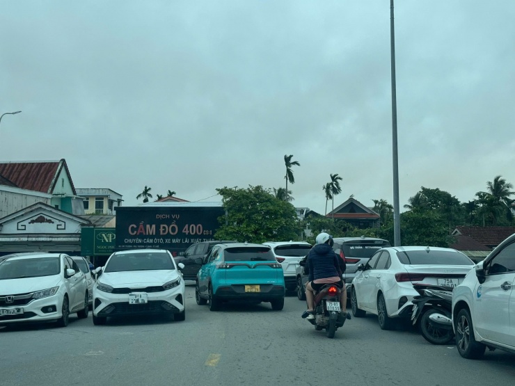 Xe đậu hàng 2, hàng 3 khiến chiếc taxi phải len lỏi mới qua được cầu Chợ Dinh