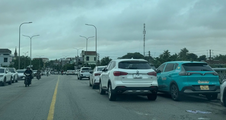 Ô tô đậu trên cầu Chợ Dinh. Ảnh chụp lúc 8 giờ ngày 4-11.