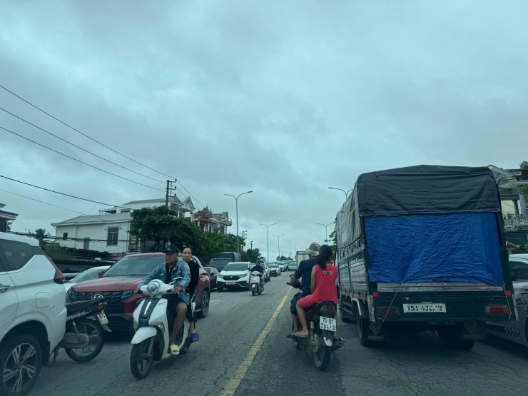 Ô tô đậu 2 hàng, chỉ còn một lối nhỏ ở giữa cho các phương tiện lưu thông. Ảnh chụp lúc 8 giờ ngày 4-11.