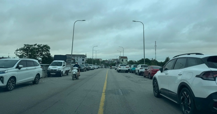 Cầu Chợ Dinh hiện có cả trăm chiếc ô tô đậu đỗ