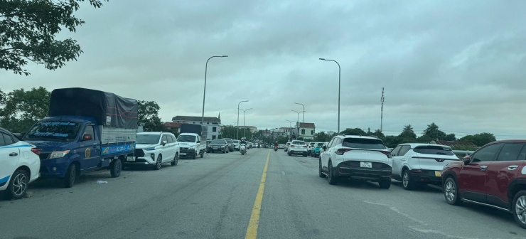 Một số người đã đến dời xe đi nhưng nhiều chủ xe vẫn chưa tới lấy phương tiện