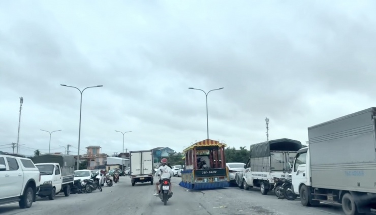 Xe tang chở... xe máy cũng "án ngữ" trên cầu sau khi tránh lũ.