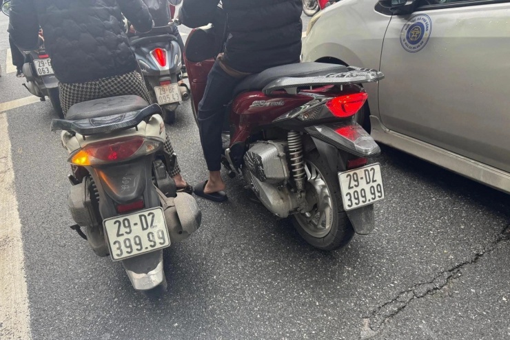 Hình ảnh 2 chiếc xe máy mang biển số giống hệt nhau cùng lăn bánh trên phố Hà Nội.