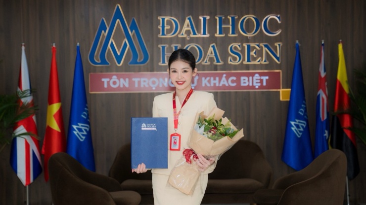 Hoa hậu Lê Âu Ngân Anh vừa được bổ nhiệm giữ chức phó trưởng khoa Du lịch - Nhà hàng - Khách sạn tại Đại học Hoa Sen, TP HCM. Người đẹp cho biết đây là niềm vui lớn, đánh dấu bước tiến mới trong sự nghiệp học thuật và quản lý của cô tại môi trường giáo dục đại học.