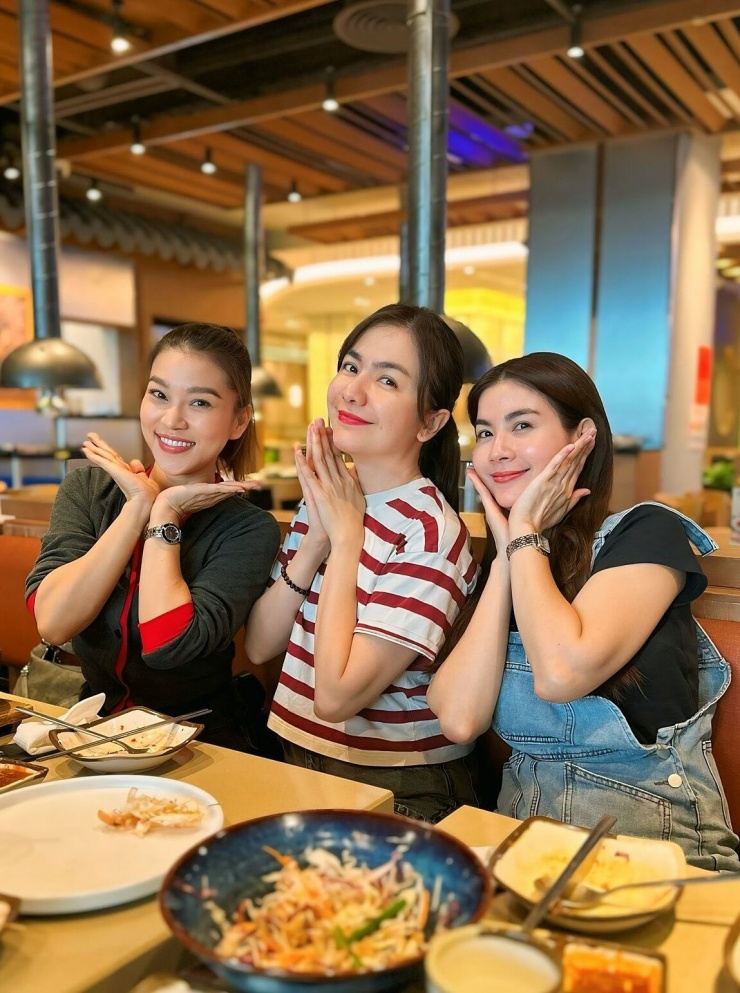 Trương Bảo Như, Ái Châu và Kha Ly cùng dùng bữa trưa khi vợ chồng Ái Châu - Huỳnh Đông trở về từ Canada.