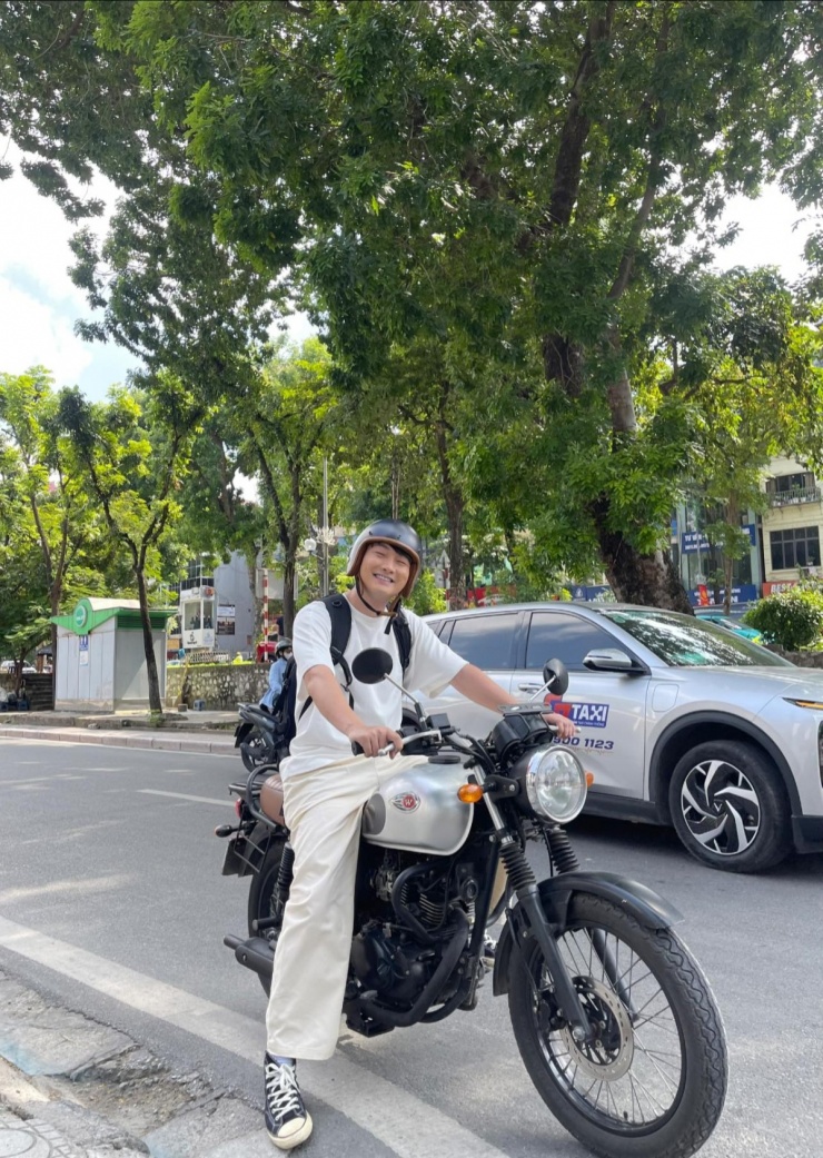 Diễn viên Trọng Lân có mặt tại phim trường Cách em 1 milimet, chuẩn bị cho những cảnh quay mới.