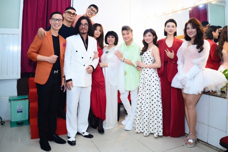 Các nghệ sĩ quây quần, chụp ảnh cùng vợ chồng danh ca Cẩm Vân - Khắc Triệu.