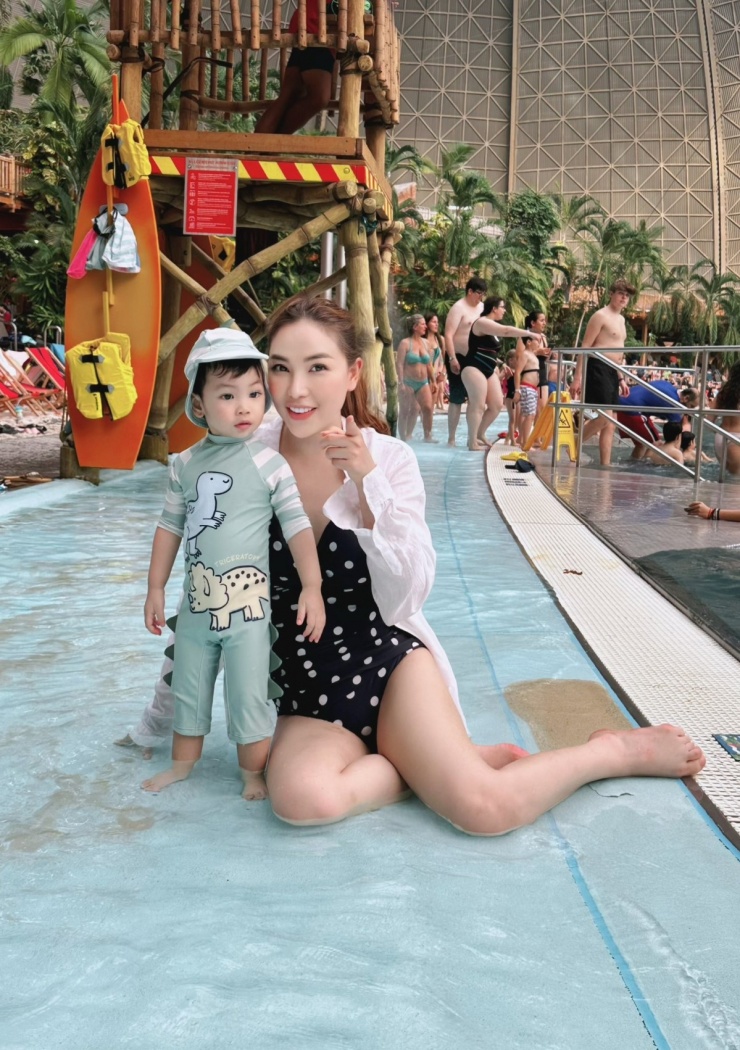 Quỳnh Thư cùng con trai vui chơi ở công viên nước.