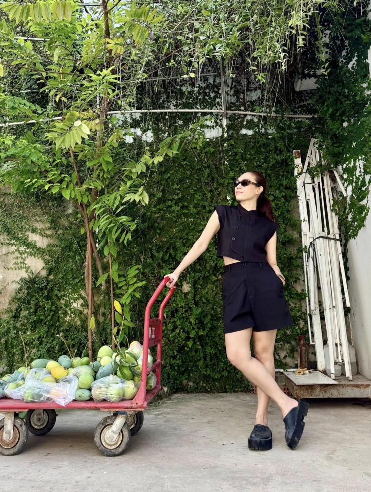 Mỹ Tâm khoe hoa trái thu hoạch trong vườn nhà.
