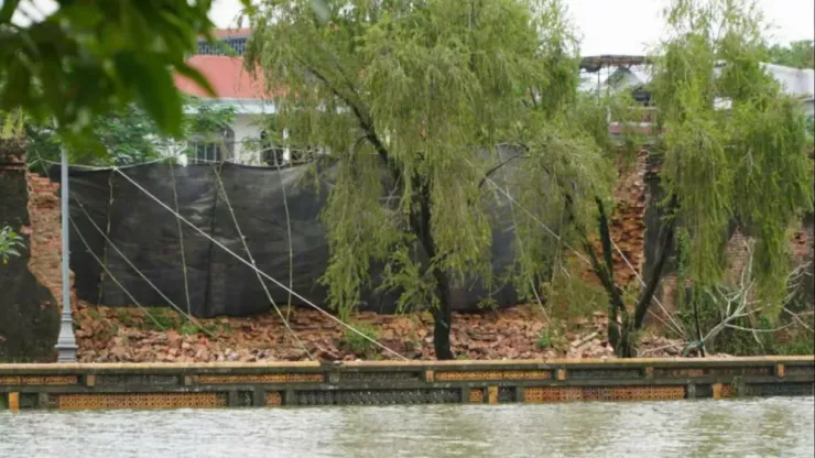 Khoảng 15 m tường Hoàng thành Huế bị sập do mưa lũ.