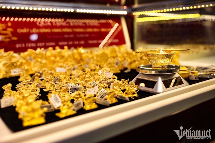 Giá vàng lao dốc khiến nhiều nhà đầu tư lướt sóng thua lỗ. Ảnh: HH