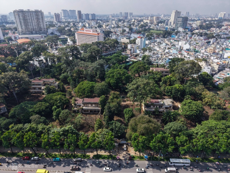 Khu đất số 1 Lý Thái Tổ rộng 4,3 ha, nằm giữa ba mặt tiền Lý Thái Tổ – Hùng Vương – Trần Bình Trọng, đối diện ngã sáu Cộng Hòa, gồm 7 biệt thự cổ kiểu Pháp từng thuộc gia đình chú Hỏa - “vua nhà đất” Sài Gòn xưa.