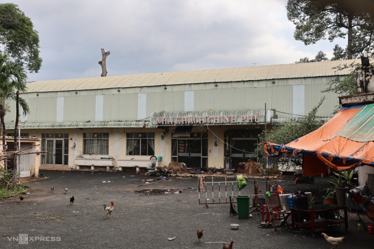 Một dãy nhà xây dựng sau này để làm nơi lưu trú được dỡ bỏ hoàn toàn, vật liệu xây dựng, xà bần tập kết thành đống lớn ở đây.