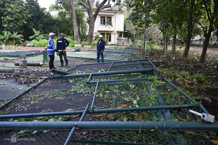 Công nhân tháo dỡ các hạng mục ở sân quần vợt trong khu đất.