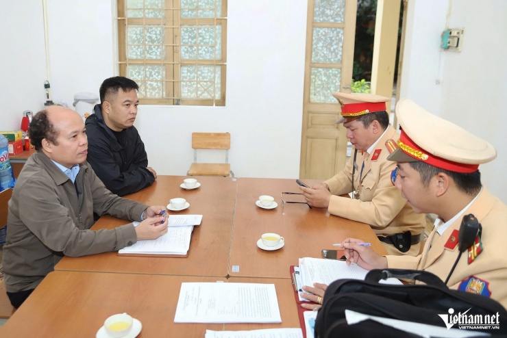 CSGT phối hợp với đại diện Ban Giám hiệu nhà trường trong quá trình kiểm tra. Ảnh: Đình Hiếu